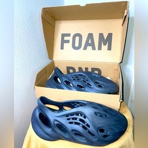 Yeezy Foam Runners ‘ONYX’ ; lightly used. Worn twice, too small. Men’s size: 8